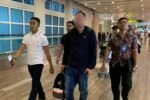 Petugas Rumah Detensi Imigrasi Denpasar mendeportasi WN Italia berinisial JF menuju Roma.