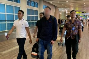 Petugas Rumah Detensi Imigrasi Denpasar mendeportasi WN Italia berinisial JF menuju Roma.