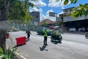 Personel Polda Bali melaksanakan pengamanan, patroli dialogis, dan pengaturan arus lalu lintas di kawasan Simpang Terminal Ubung dalam rangka Operasi Pekat Agung 2026.