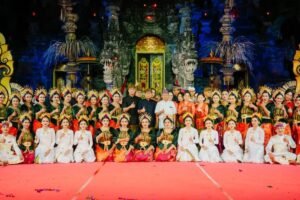 Bupati Badung I Wayan Adi Arnawa berfoto bersama Duta Gong Kebyar Wanita Kabupaten Badung usai tampil pada PKB XLVIII 2026.