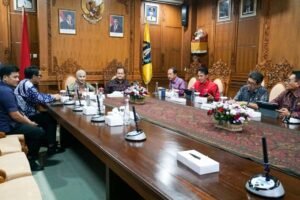 Wakil Bupati Badung Bagus Alit Sucipta menerima kunjungan kerja Bupati Kendal Dyah Kartika Permanasari di Puspem Badung.