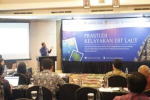 Sekda Provinsi Bali Dewa Made Indra saat membuka sosialisasi Pre-Feasibility Study proyek percontohan energi arus laut di Nusa Penida di Denpasar, Selasa (30/6).