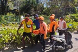 Proses evakuasi jasad seorang lansia yang ditemukan mengapung di perairan Pantai depan Hotel Peninsula, Benoa, Badung, Minggu (5/7/2026).