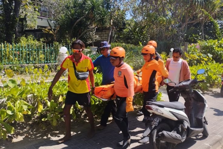 Proses evakuasi jasad seorang lansia yang ditemukan mengapung di perairan Pantai depan Hotel Peninsula, Benoa, Badung, Minggu (5/7/2026).