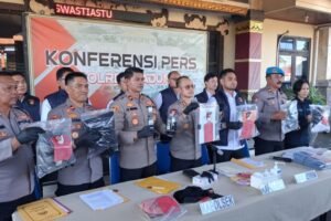Kapolres Badung AKBP Joseph Edward Purba memaparkan perkembangan penyidikan kasus dugaan korupsi pengelolaan dana LPD Desa Adat Mambal.