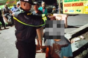 Remaja diamankan warga setelah kepergok mendorong sepeda motor curian milik warga di kawasan Denpasar Barat.