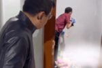 Petugas kepolisian melakukan olah tempat kejadian perkara (TKP) di rumah kos kawasan Jalan Mekar II, Pedungan, Denpasar Selatan.