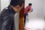 Petugas kepolisian melakukan olah tempat kejadian perkara (TKP) di rumah kos kawasan Jalan Mekar II, Pedungan, Denpasar Selatan.