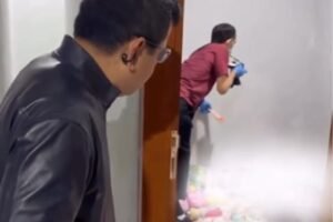 Petugas kepolisian melakukan olah tempat kejadian perkara (TKP) di rumah kos kawasan Jalan Mekar II, Pedungan, Denpasar Selatan.