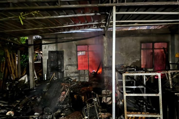 kebakaran yang menghanguskan tiga kamar rumah di kawasan Taman Griya, Jimbaran, Kamis (16/7/2026) malam.