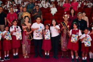 Bupati Badung I Wayan Adi Arnawa didampingi Ketua TP PKK Kabupaten Badung Ny. Rasniathi Adi Arnawa menghadiri puncak peringatan Hari Anak Nasional (HAN).