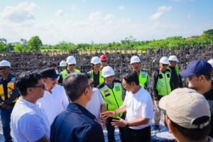 Bupati Badung I Wayan Adi Arnawa bersama Wakil Bupati Badung Bagus Alit Sucipta meninjau sejumlah proyek strategis yang didanai melalui APBD Kabupaten Badung Tahun Anggaran 2026, Sabtu (18/7).