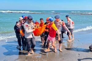 Tim SAR gabungan mengevakuasi jenazah remaja yang ditemukan mengapung di perairan Pantai Pererenan, Badung.