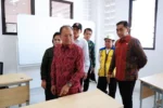 Gubernur Bali Wayan Koster meninjau progres pembangunan Sekolah Rakyat Terintegrasi 3 Provinsi Bali di Desa Tulamben, Karangasem, yang ditargetkan rampung akhir Juli 2026.