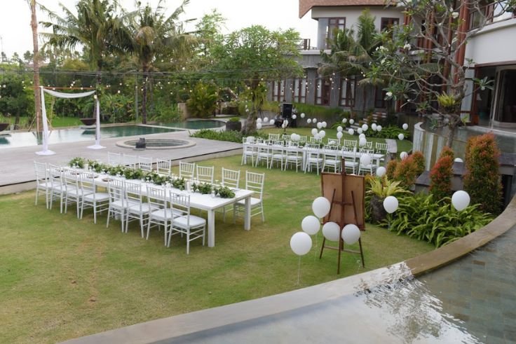 Villa Umah Daun offers a romantic garden setting for couples seeking a peaceful and elegant celebration. 