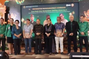 Gubernur Bali Wayan Koster menghadiri bedah buku Marhaenisme: Dalil Baru untuk Gen Z karya Rocky Gerung di Auditorium Universitas Mahasaraswati (Unmas) Denpasar, Selasa (21/7).