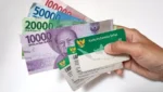 Ilustrasi kartu BPJS Kesehatan dengan uang rupiah terkait iuran BPJS setelah penghapusan kelas 1, 2, dan 3.