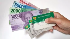 Ilustrasi kartu BPJS Kesehatan dengan uang rupiah terkait iuran BPJS setelah penghapusan kelas 1, 2, dan 3.
