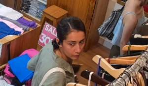 Tampang turis asing perempuan yang terekam mencuri baju di toko Yoga Shanty, Kecamatan Ubud, Gianyar, Selasa (28/7/2026). (Dok. Toko Yoga Shanty)