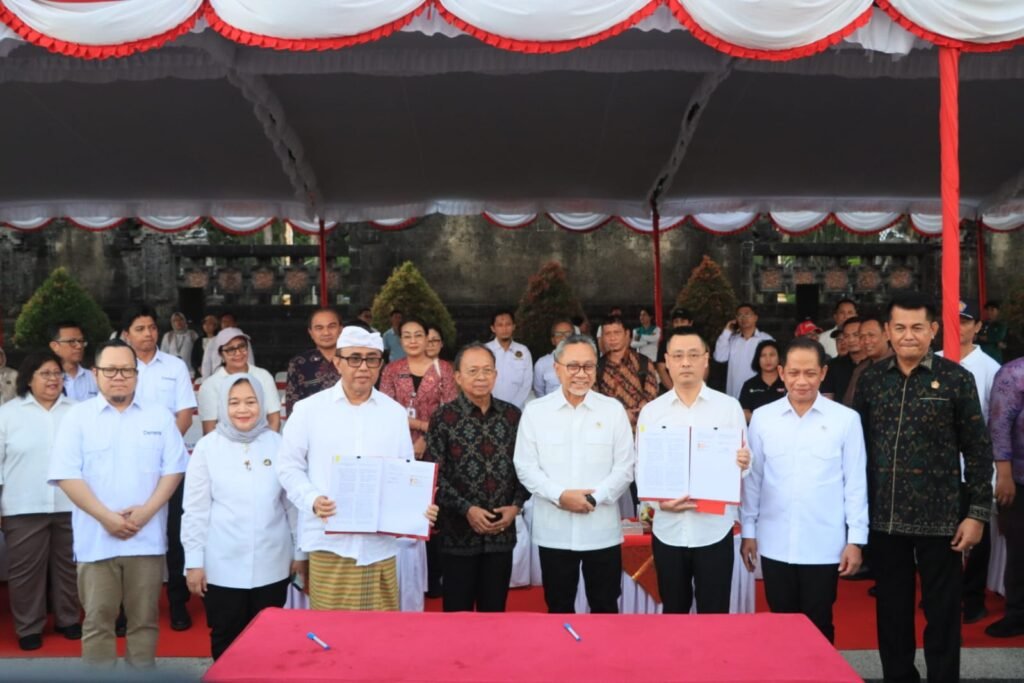 Pemerintah Kota Denpasar memperkuat komitmen nyata dalam mewujudkan sistem pengelolaan sampah yang modern, terintegrasi, dan berkelanjutan. Langkah besar ini ditandai dengan penandatanganan Perjanjian Kerja Sama (PKS) Proyek Pengolahan Sampah menjadi Energi Listrik (PSEL) sekaligus penandatanganan Berita Acara Serah Terima (BAST) lahan proyek yang berlangsung di Lapangan Niti Mandala Renon, Denpasar, Selasa (7/7/2026).