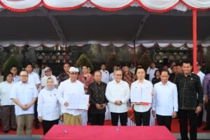 Pemerintah Kota Denpasar memperkuat komitmen nyata dalam mewujudkan sistem pengelolaan sampah yang modern, terintegrasi, dan berkelanjutan. Langkah besar ini ditandai dengan penandatanganan Perjanjian Kerja Sama (PKS) Proyek Pengolahan Sampah menjadi Energi Listrik (PSEL) sekaligus penandatanganan Berita Acara Serah Terima (BAST) lahan proyek yang berlangsung di Lapangan Niti Mandala Renon, Denpasar, Selasa (7/7/2026).