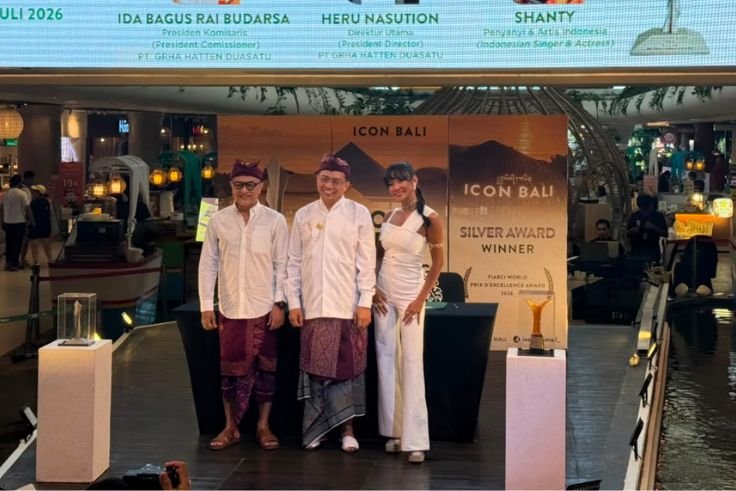 From left: President Commissioner of PT Grha Hatten Duasatu Ida Bagus Rai Budarsa, President Director Heru Nasution, and Indonesian singer-actress Shanty