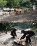 Warga di Aceh perbaiki jalan dan jembatan pasca bencana alam.