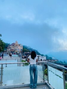 Pengunjung memandangi hamparan alam dari Penelokan, Kintamani.