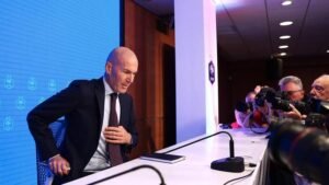 Federasi Sepak Bola Prancis (FFF) resmi menunjuk legenda sepak bola Zinedine Zidane sebagai pelatih kepala baru tim nasional senior putra. Pengumuman tersebut disampaikan dalam konferensi pers di markas besar FFF di Paris, Selasa (28/7/2026).