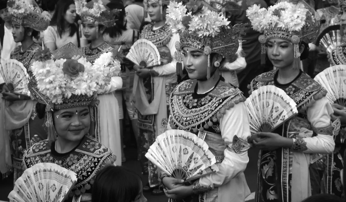 Warga mengenakan busana adat Bali dalam sebuah upacara keagamaan sebagai ilustrasi biaya adat yang menjadi bagian dari biaya hidup masyarakat Bali.