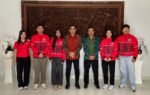 Kadisdikpora Provinsi Bali (tengah) diapit wakil Bali di Paduan Suara dan Orkestra Gita Bahana Nusantara 2026.