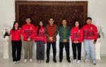 Kadisdikpora Provinsi Bali (tengah) diapit wakil Bali di Paduan Suara dan Orkestra Gita Bahana Nusantara 2026.