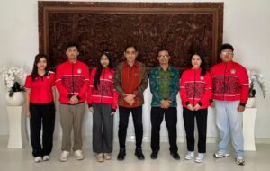 Kadisdikpora Provinsi Bali (tengah) diapit wakil Bali di Paduan Suara dan Orkestra Gita Bahana Nusantara 2026.