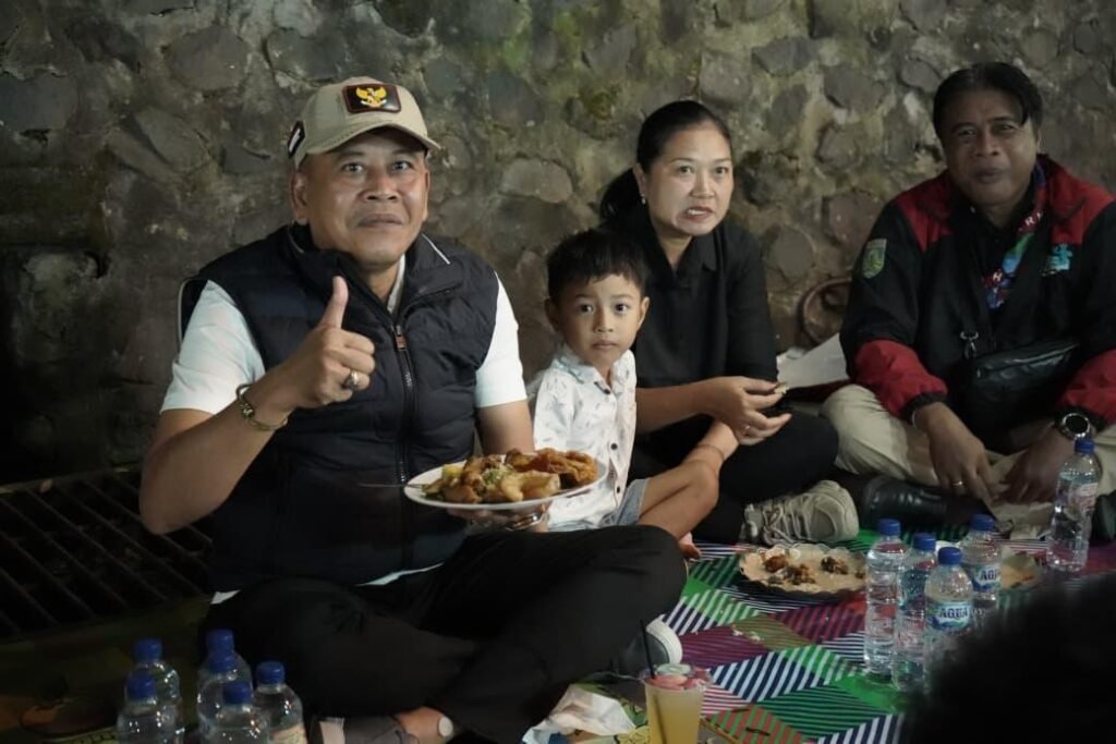 Bupati Karangasem, Gus Par saat menyantap hidangan UMKM.