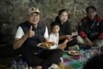 Bupati Karangasem, Gus Par saat menyantap hidangan UMKM.