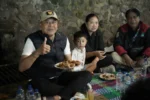 Bupati Karangasem, Gus Par saat menyantap hidangan UMKM.