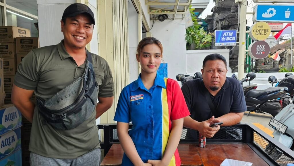 Hilda (tengah) diberikan semangat