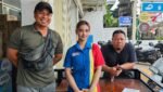 Hilda (tengah) diberikan semangat