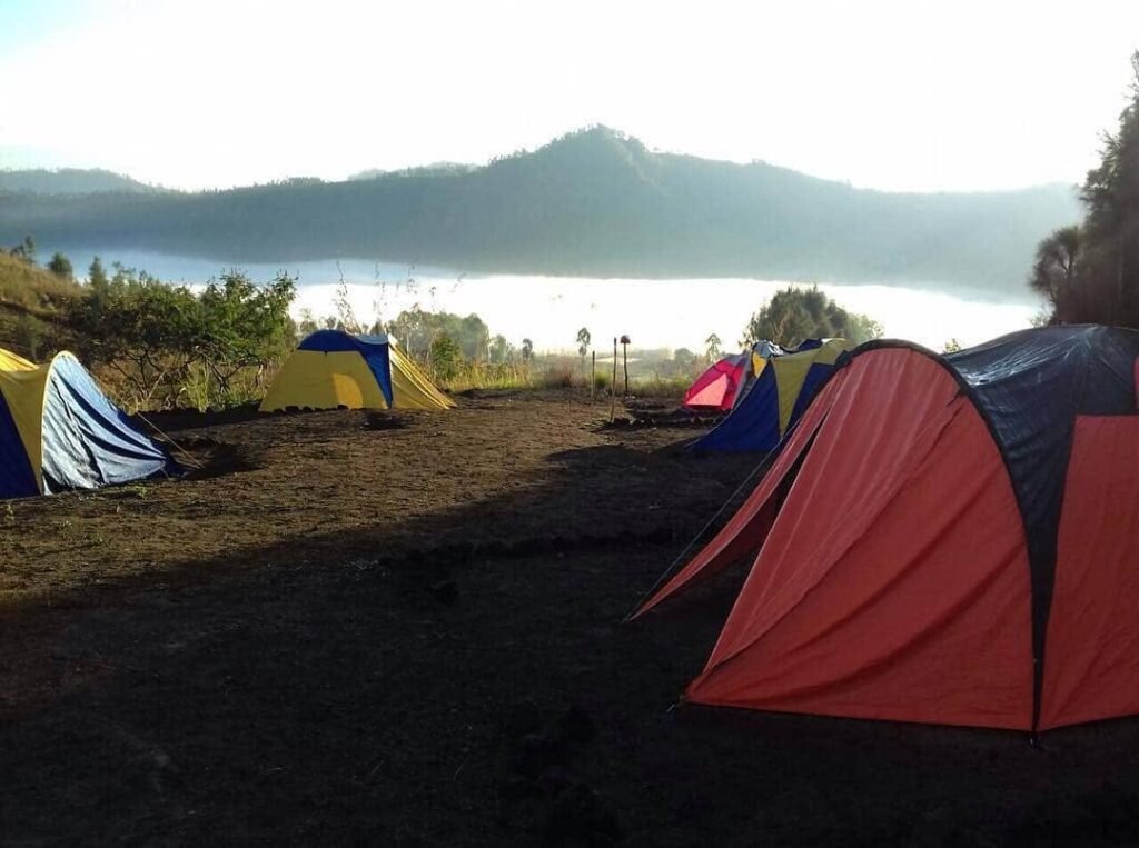 Kemah pemandangan danau di Banjar Serongga, Desa Songan, Kintamani Bangli.