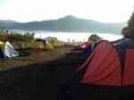 Kemah pemandangan danau di Banjar Serongga, Desa Songan, Kintamani Bangli.