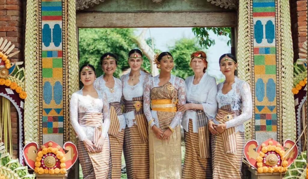 Luna Maya upacara Menek Kelih di Bali