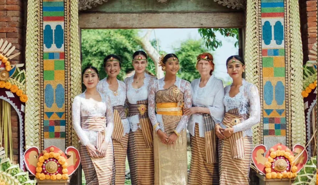 Luna Maya upacara Menek Kelih di Bali