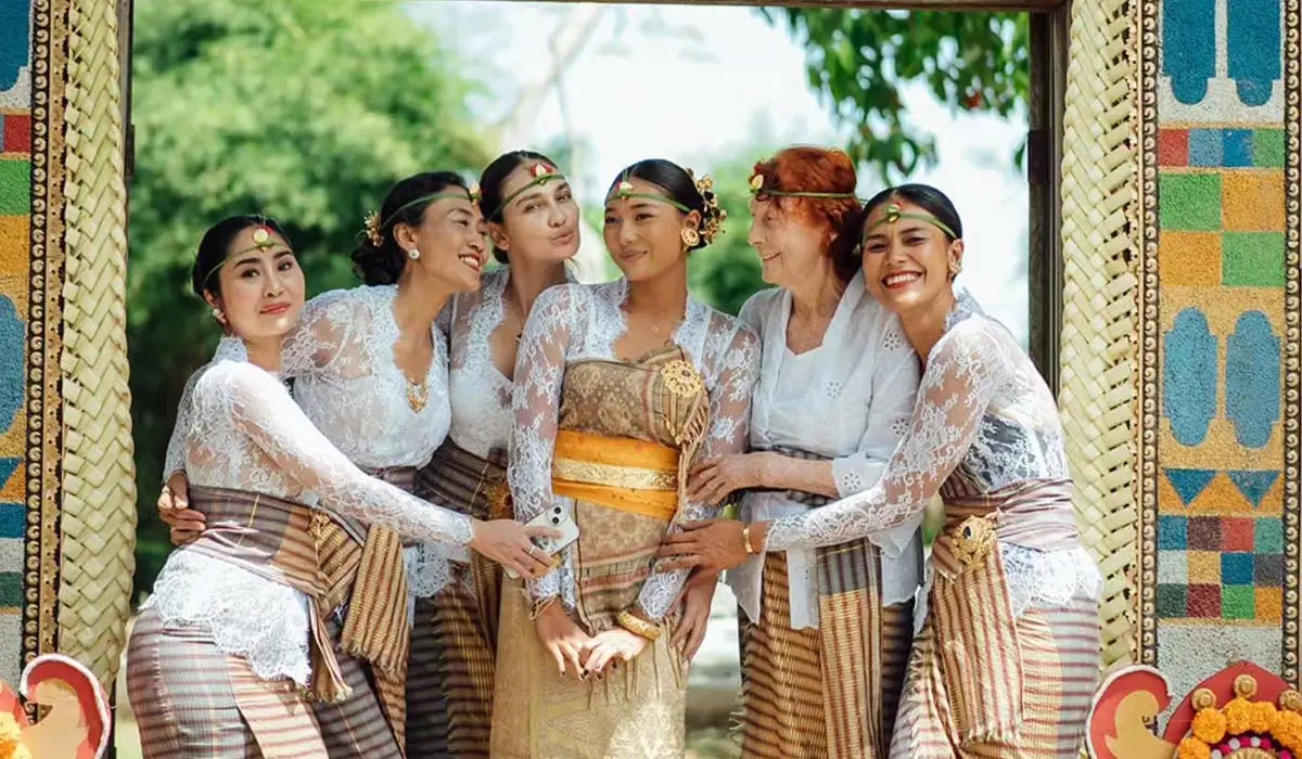Luna Maya upacara Menek Kelih di Bali