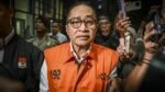 Mantan Kepala Kantor Wilayah Direktorat Jenderal Pajak Jakarta Khusus Muhammad Haniv (tengah) berjalan keluar ruangan usai menjalani pemeriksaan di Gedung Merah Putih KPK, Jakarta. ANTARA FOTO - Galih Pradipta