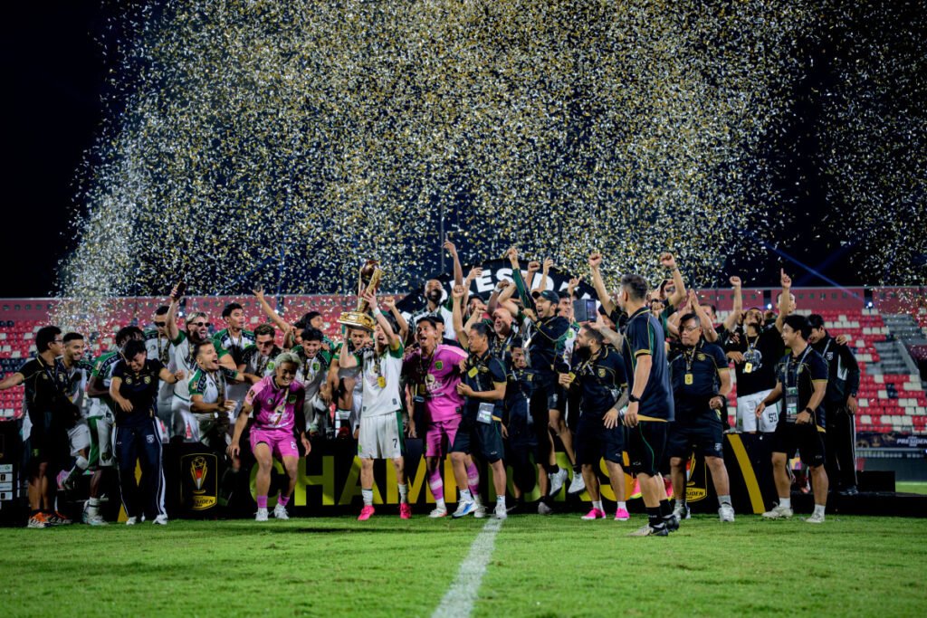 Persebaya juara Piala Presiden usai mengalahkan Persib lewat drama adu pinalti.