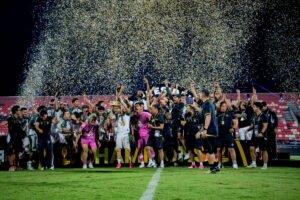 Persebaya juara Piala Presiden usai mengalahkan Persib lewat drama adu pinalti.