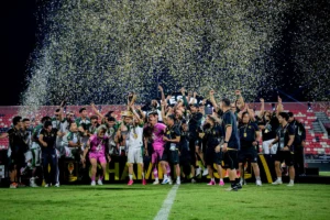 Persebaya juara Piala Presiden usai mengalahkan Persib lewat drama adu pinalti.