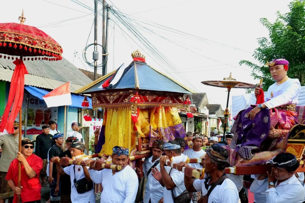 Tradisi 60 tahun terulang di Puri Agung Singasana, pengantin ditandu diiringi gong Beri.