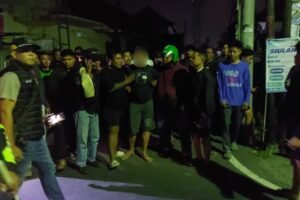 Pria berinisial I.M.P. (42) diamankan warga usai aniaya istri dan mertua.