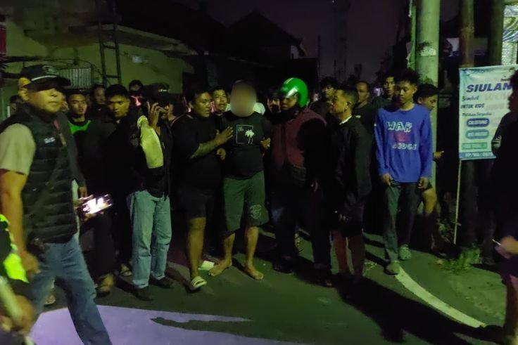 Pria berinisial I.M.P. (42) diamankan warga usai aniaya istri dan mertua.